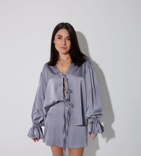 Блуза Tie Whisper Сіра | Showroom By Nona — зображення 4 Блуза Tie Whisper Сіра | Showroom By Nona — зображення 4